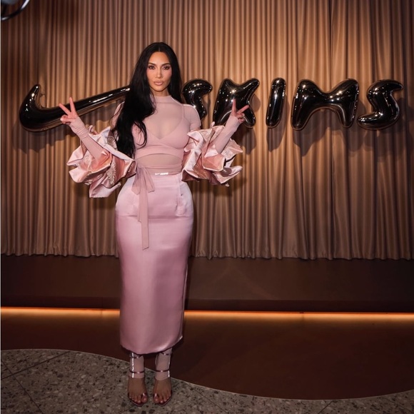 🔥NWT SKIMS x NIKE Weightless Layers Mock Neck Long Sleeve HIMALAYAN (TOP ONLY) - Picture 7 of 11